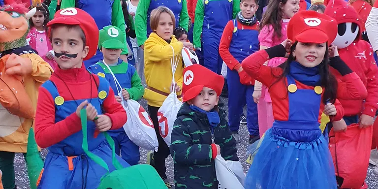 Centenars de persones participen a la tradicional rua de Carnaval de Cambrils
