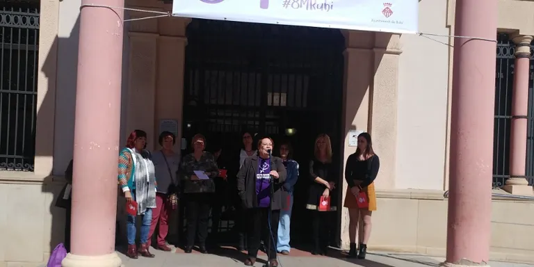 Els crits i el soroll protagonitzen la lectura del manifest 8M