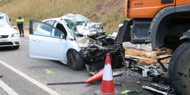 Mor el conductor d'un cotxe en un xoc frontal a Bescanó