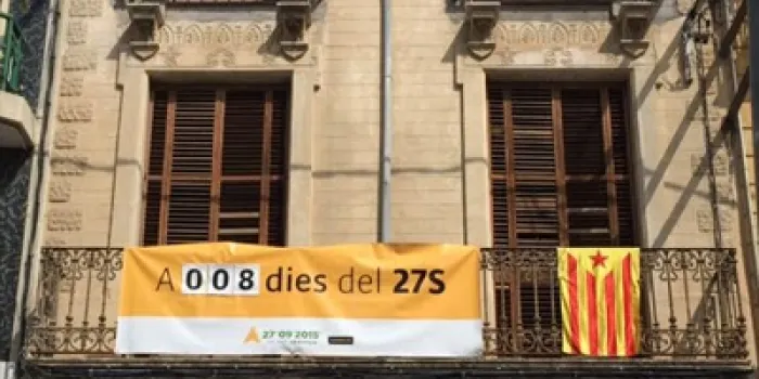 L’ANC torna a col·locar la pancarta amb el compte enrere pel 27S davant la plaça de l’Església