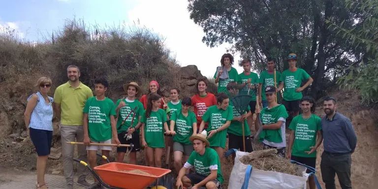 Els joves del camp de treball comencem a desbrossar la Segla Molinal