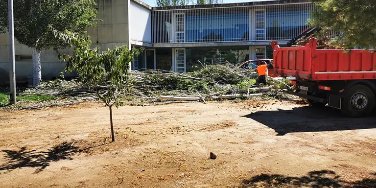 La instal·lació de barracons a l'Institut del Morell, en marxa