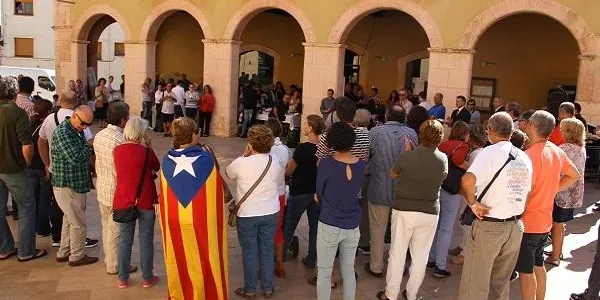 L'Ajuntament d’Altafulla es concentra a la plaça del Pou per rebutjar la greu vulneració de drets i llibertats que ha patit Catalunya aquest 1-O