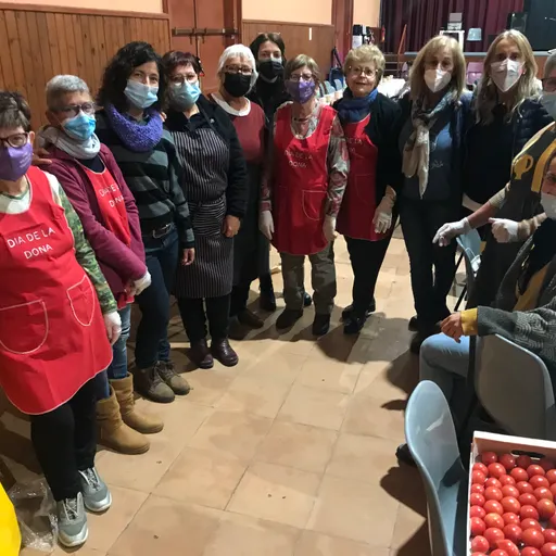 Entrevista “in situ” al “grup de dones” voluntàries mentrestant preparaven el Sopar de la Dona