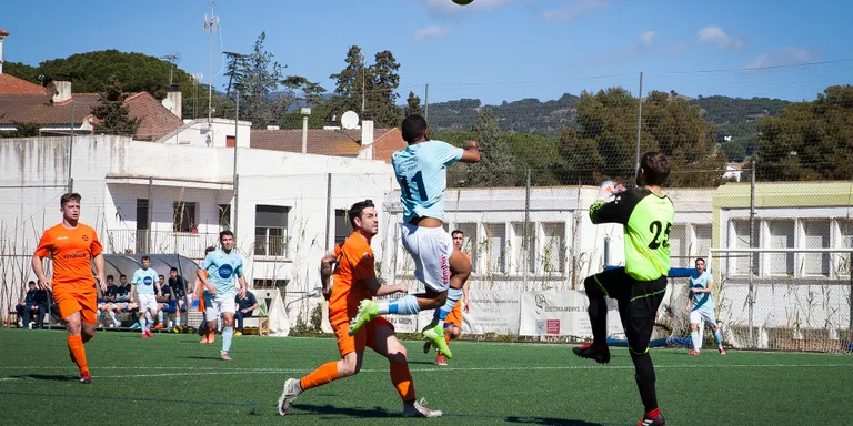 Els equips de futbol arenyencs juguen en camp contrari i l'atleta Marta Mitjans corre la Milla de Jaén