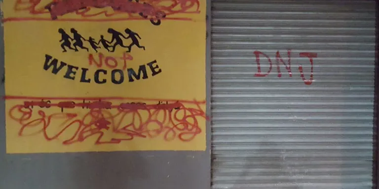 Nova pintada al mural de benvinguda als refugiats de l'entrada del CRAC