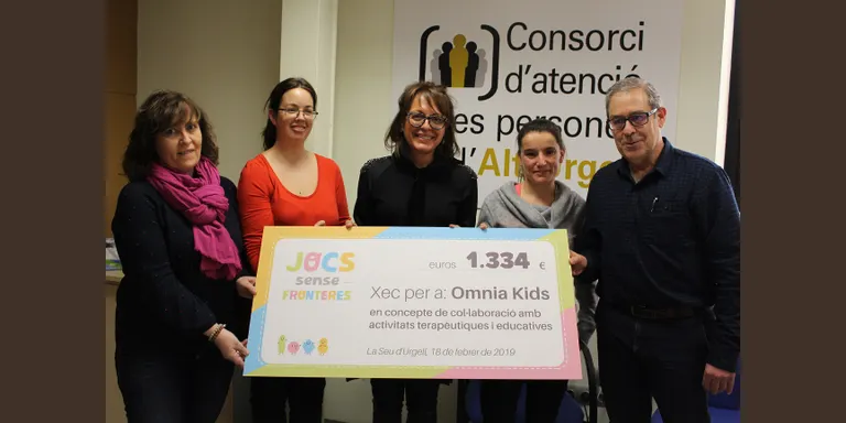 Jocs Sense Fronteres lliura a Òmnia Kids els 1.334 euros recaptats a la matinal esportiva solidària