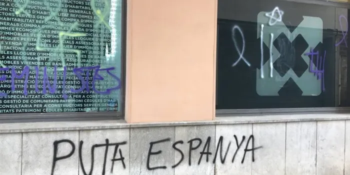 La immobiliària Urbenia denuncia les pintades que s’han trobat aquest cap de setmana a l’oficina