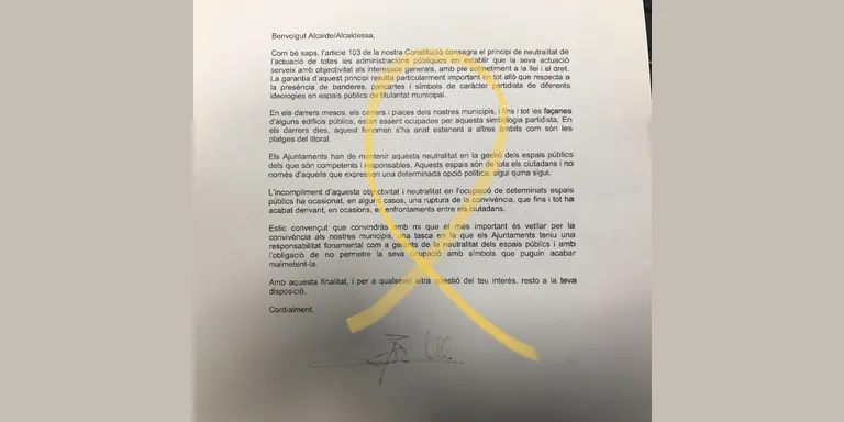 L'alcalde de Sort publica a les xarxes socials la carta enviada per Enric Millo amb un llaç groc pintat sobre el text