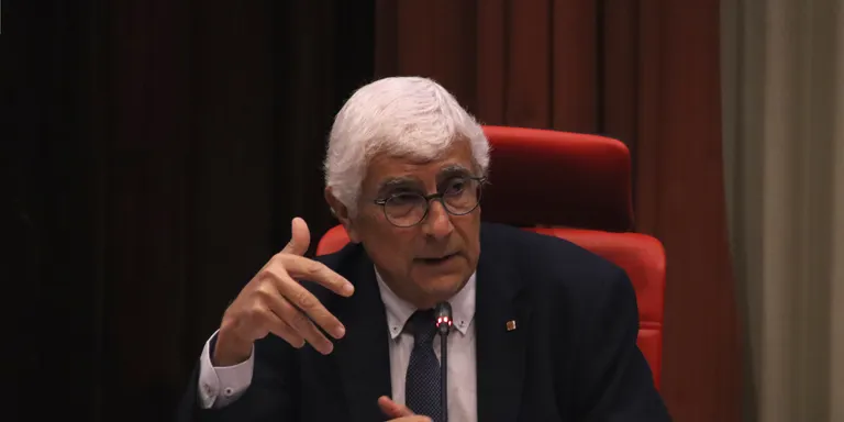 Balcells assegura que cap centre de primària que ara té pediatre perdrà el servei però no evita crítiques al Parlament