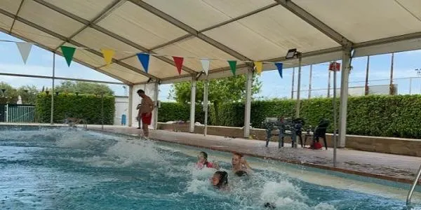 La piscina vella de Torredembarra obre portes al públic en general amb un horari condicionat