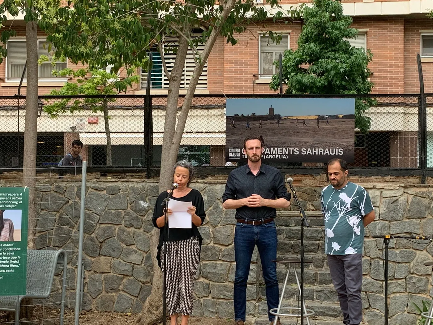 Unes 40 persones es concentren a l'Espai Jove El Toc per reclamar que es respectin els drets humans de les persones refugiades