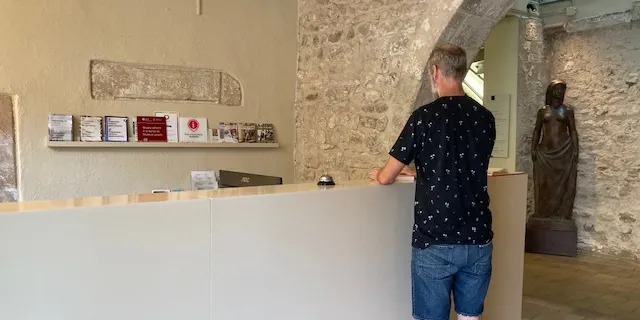 Una desena de persones passen per l’oficina de memòria democràtica