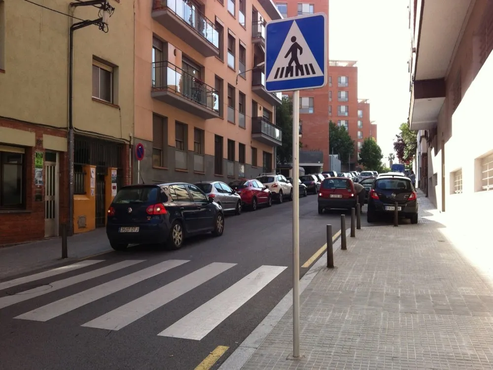 Amb aquesta actuació es preveu ampliar un tram de la vorera sud del carrer de la Mare de Déu de Fàt