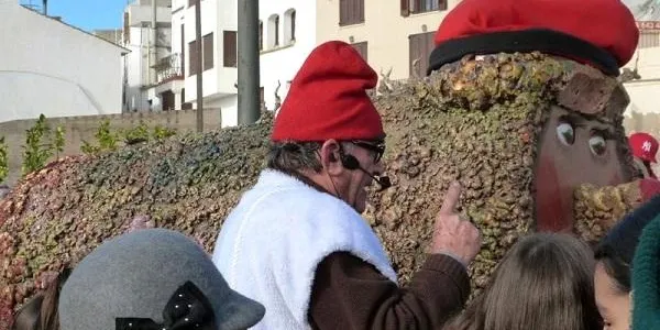 El ‘Tió Mano’ surt pels carrers de Torredembarra per donar la benvinguda al Nadal