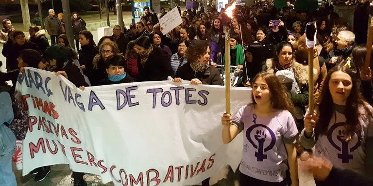 Una multitudinària marxa feminista recorre els carrers de Rubí