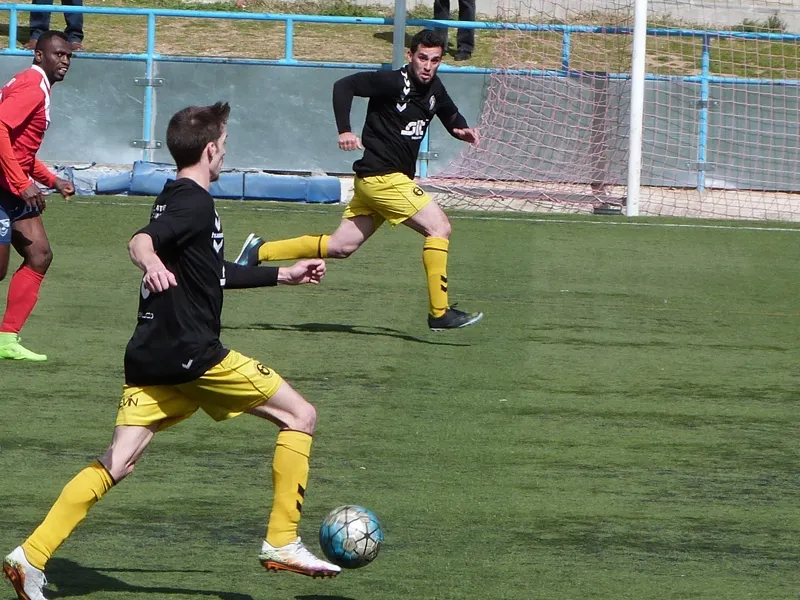 Adri García amb la pilota i Genís en una imatge d'arxiu i després de protagonitzar diumenge els gol