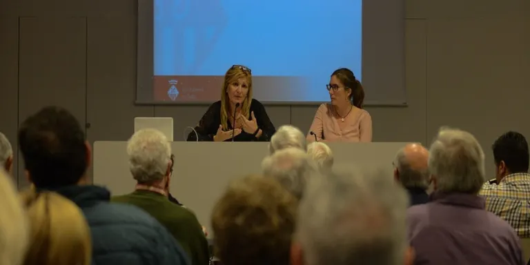 L\u2019Ajuntament explica a ve\xefns i comerciants les obres de millora a l\u2019entorn del Mercat i del Celler