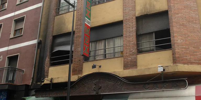 Moren dues persones en precipitar-se d'un hotel en flames a Andorra la Vella