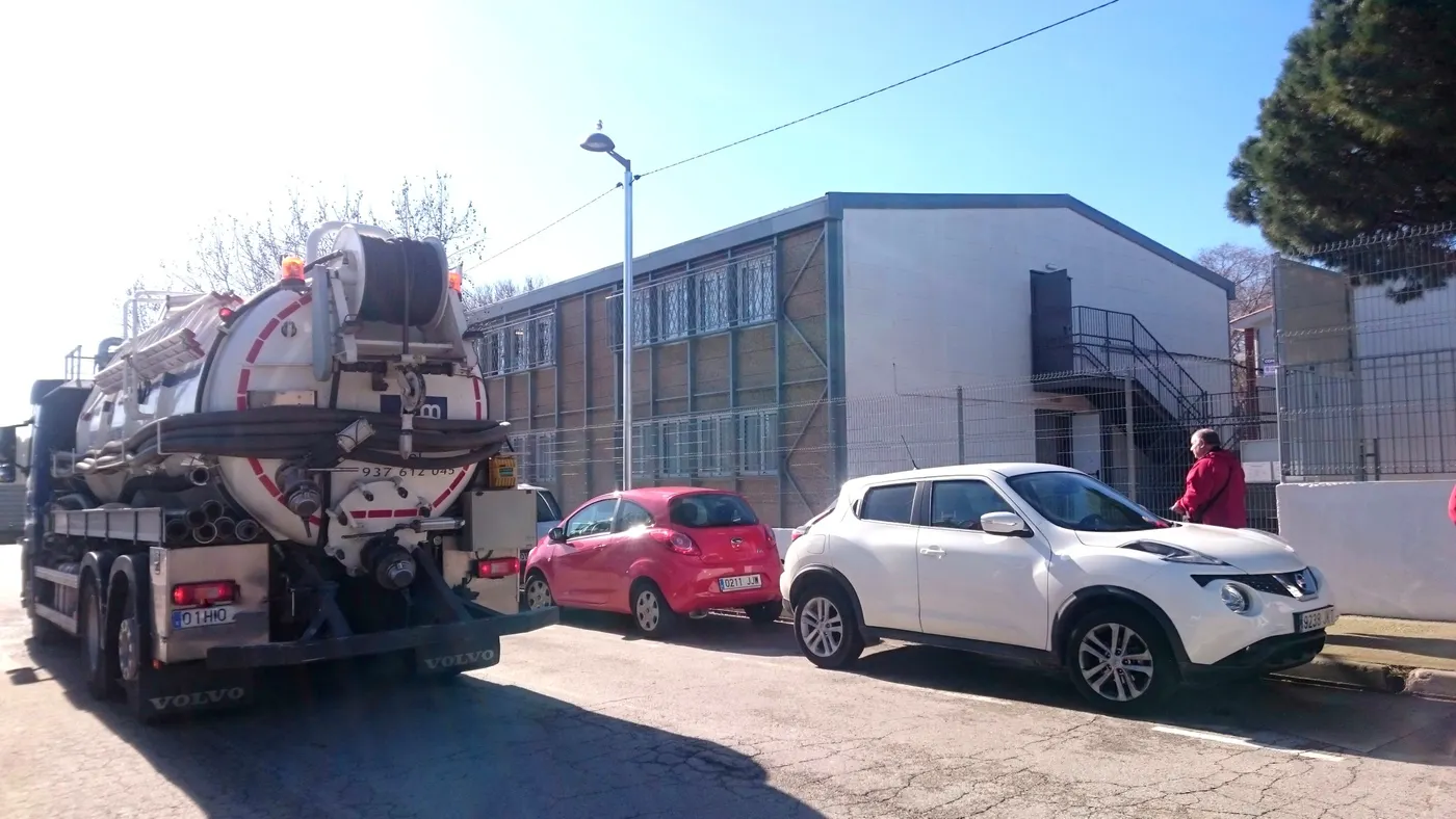 Un forta pudor obliga a desallotjar una aula de l'Escola Antoni Doltra
