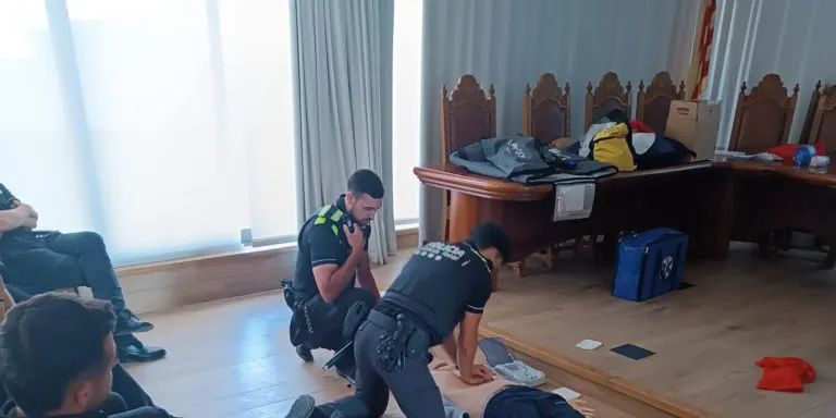 La Policia Local de Begur renova la informació de primers auxilis