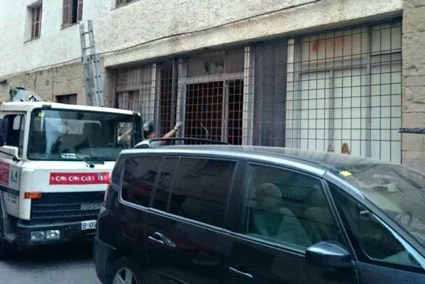 L'Ajuntament fa instal·lar reixes a l'Hotel abandonat 'Tres Banderes' de Poblenou
