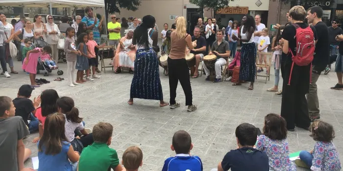 La Festa de la Diversitat omple la plaça de l'Església de gom a gom