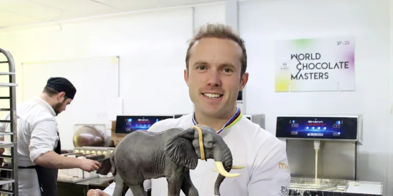 Lluc Crusellas presenta una mona amb una rèplica de l'elefant que el va coronar com el millor mestre xocolater del món