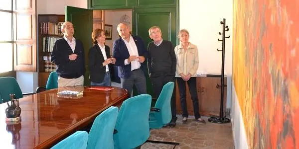 La família del pintor Josep Sala dóna a l’Ajuntament l’oli i acrílic sobre tela ‘Groc 2002’