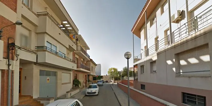 Obres de renovació a la vorera del carrer Apel·les Mestres