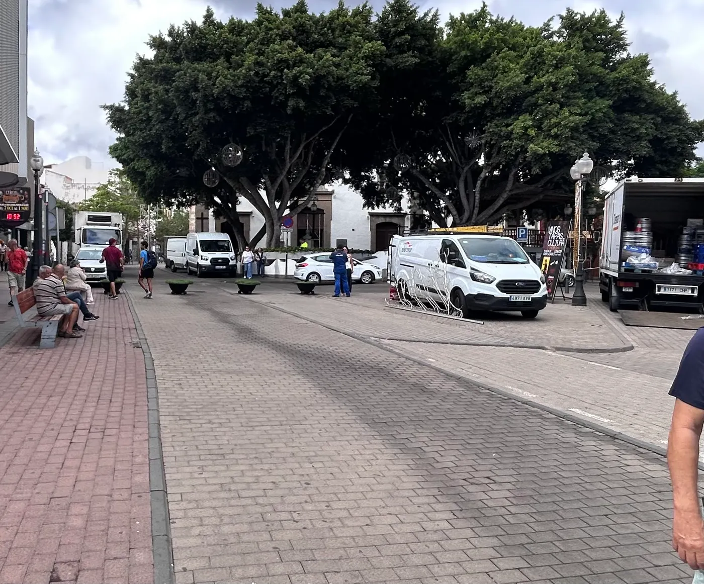San Gregorio vuelve a amanecer invadido por vehículos sobre aceras y zonas peatonales