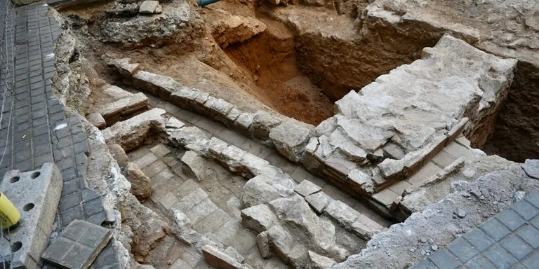 Descobreixen un tram de la muralla i una porta d'entrada a la Barcelona medieval