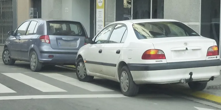 La Policia Local de Solsona engega una campanya de conscienciació centrada en els vehicles mal aparcats
