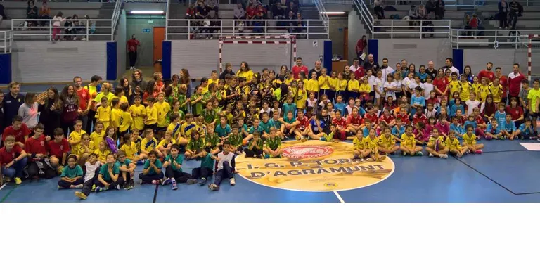 Uns 200 nens i nenes, a la Trobada Handbolicat 2017 a Agramunt