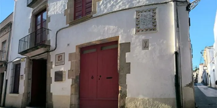 L’Associació de Puntaires Flor d’Alba continua esperant un nou local