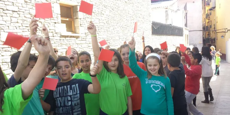 L'Escola Pau Claris recorda amb una caminada les alumnes nigerianes segrestades ara fa un any