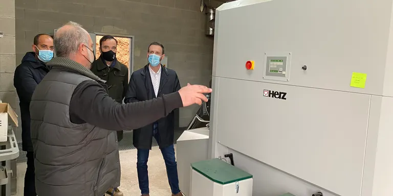 Caldes estrena la segona caldera de biomassa, que proporcionarà aigua calenta i calefacció als centres escolars El Calderí i La Lluna