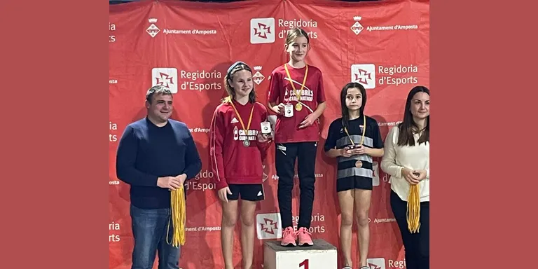 Gran actuació de la nedadora Isona Llaveria amb dues medalles d’or al Trofeu d’Amposta