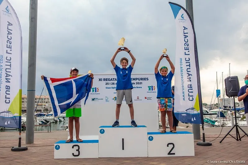 Els regatistes Joan Domingo i Iker Múgica pugen al pòdium del XI Trofeu Mar d’Empúries d’Optimist