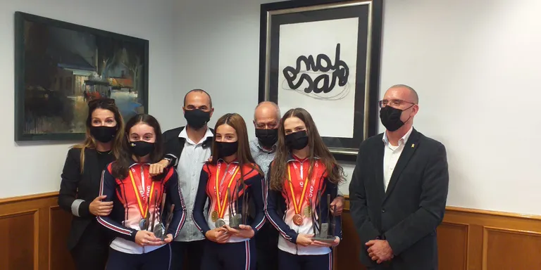Recepció oficial a les patinadores arenyenques que han guanyat medalles en aquesta darrera temporada