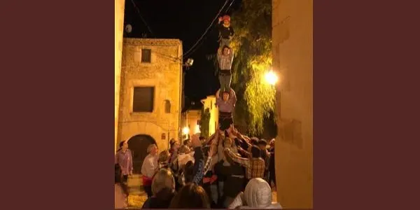 El pilar per les escales dels Castellers d'Altafulla, a punt per aixecar-se