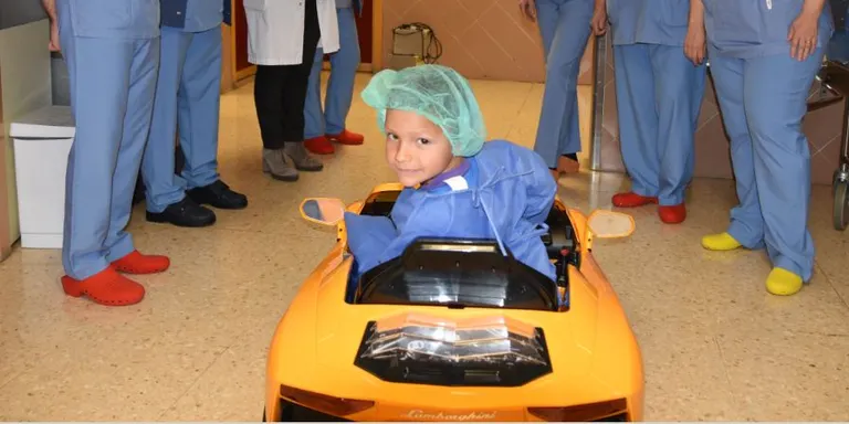L'Hospital de Calella incorpora un cotxe teledirigit per als infants que entrin a quiròfan