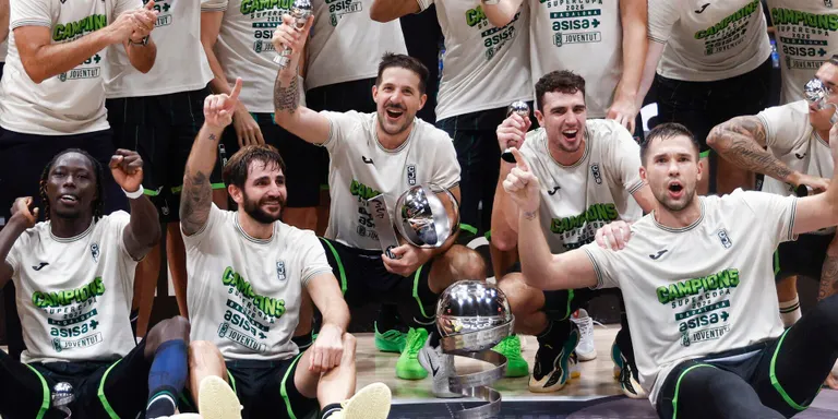 La Penya torna a tocar el cel: una Supercopa per a la història