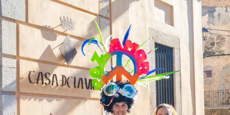 El Rei Carnestoltes visita les escoles i el Centre de Dia en el primer dels actes de Carnaval a Constantí