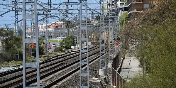 Els municipis afectats per les pantalles acústiques a la via del tren presenten al·legacions a Adif