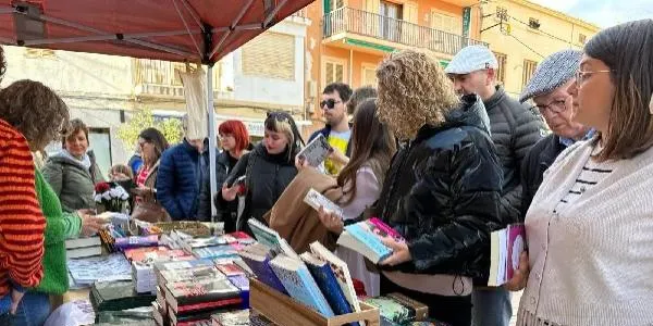 La plaça de les Monges de Torredembarra és l’epicentre de la celebració de Sant Jordi a Torredembarra