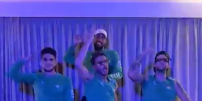 Marc Bartra balla al ritme de la Rosalia al costat de Joaquín