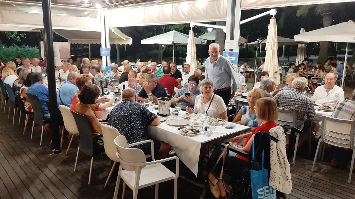 Una cinquantena de membres del grup Collita del 52 participen en un sopar-sindriada