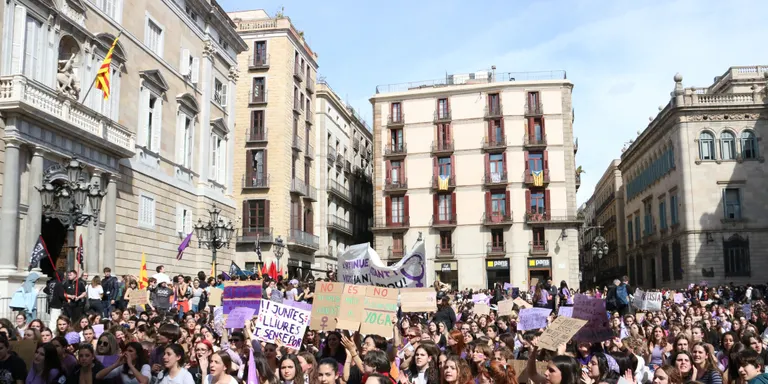 Milers d’estudiants es manifesten a Barcelona per un model educatiu “autènticament” feminista