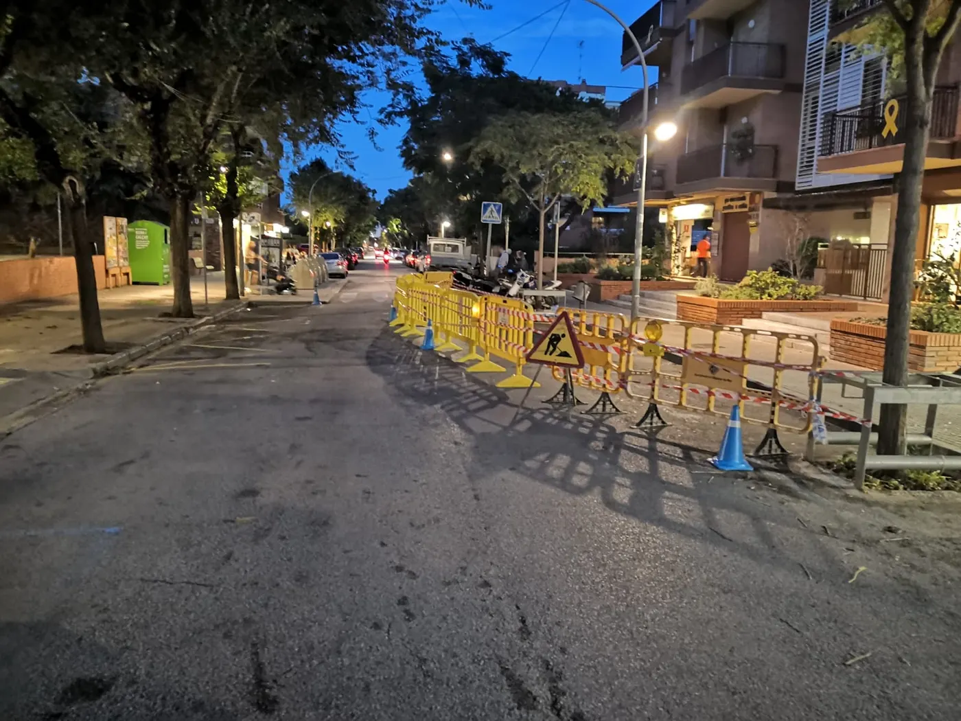 Treballs de reparació a un tram del carrer Narcís Monturiol